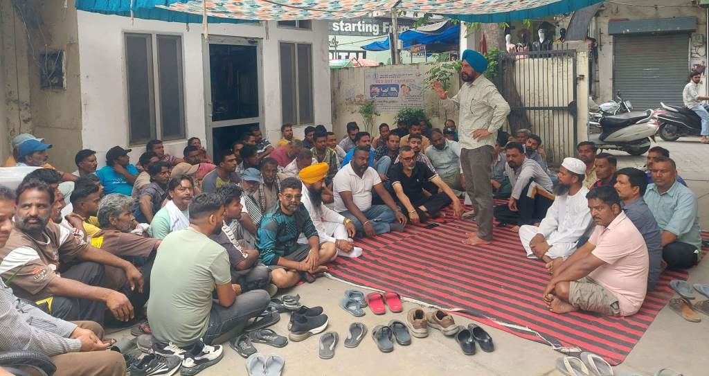 ਨਗਰ ਕੌਂਸਲ ਨਵਾਂਸ਼ਹਿਰ ਦੇ ਕਰਮਚਾਰੀਆਂ ਵੱਲੋਂ ਤੀਜੇ ਦਿਨ ਵੀ ਮੁਕੰਮਲ ਹੜਤਾਲ